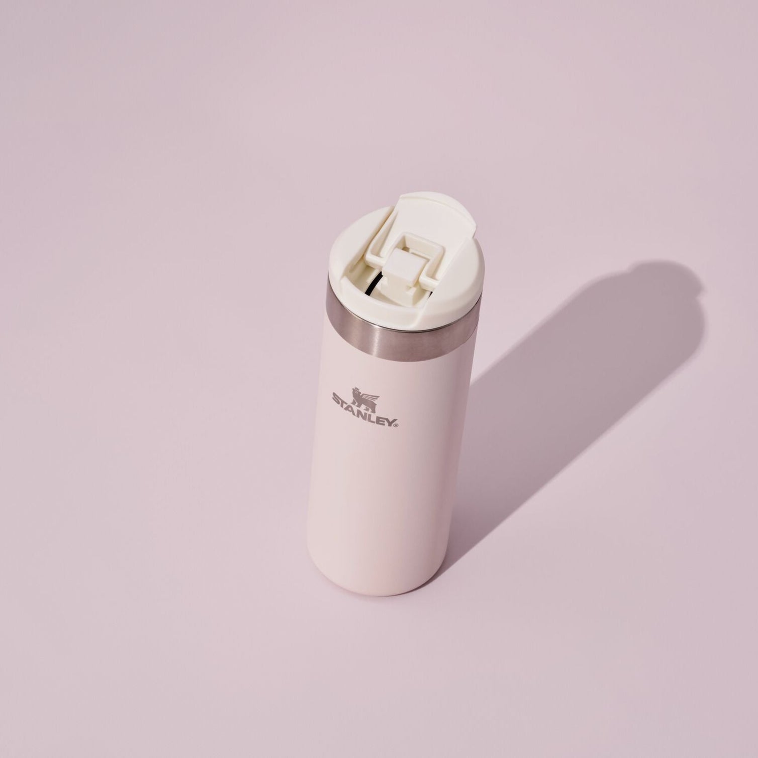 Stanley AeroLight™ Rose Quartz – szczelny kubek termiczny do samochodu