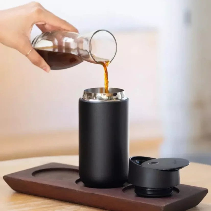 Czarny kubek termiczny 473 ml Fellow Carter Move Mug Matte Black - stal nierdzewna, szczelny, chroni przed rozlewaniem, szeroki otwór, nie wchłania smaku i zapachu, długo utrzymuje temperaturę