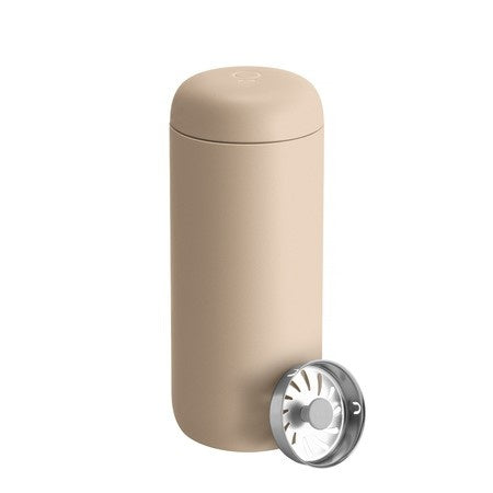 Beżowy kubek termiczny 473 ml Fellow Carter Move Mug Sand Dune - stal nierdzewna, szczelny, chroni przed rozlewaniem, szeroki otwór, nie wchłania smaku i zapachu, długo utrzymuje temperaturę