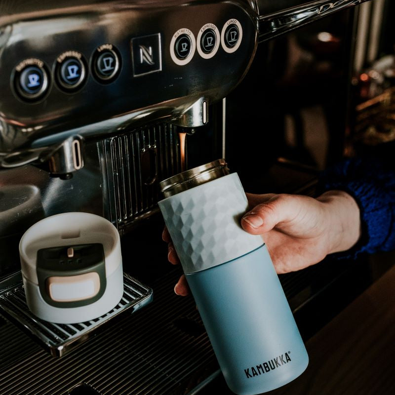 Kambukka Etna Breezy Blue 500 ml – stalowy kubek termiczny, nakrętka 3w1, szczelny i stylowy, utrzymuje ciepło do 9h