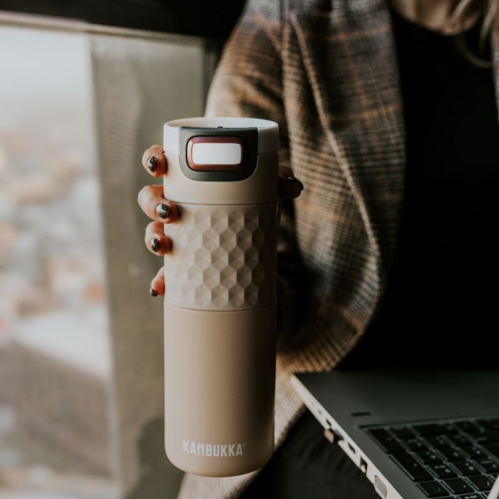 Kambukka Etna Grip Barely Beige 500 ml – stalowy kubek termiczny, nakrętka 3w1, szczelny i stylowy, utrzymuje ciepło do 9h