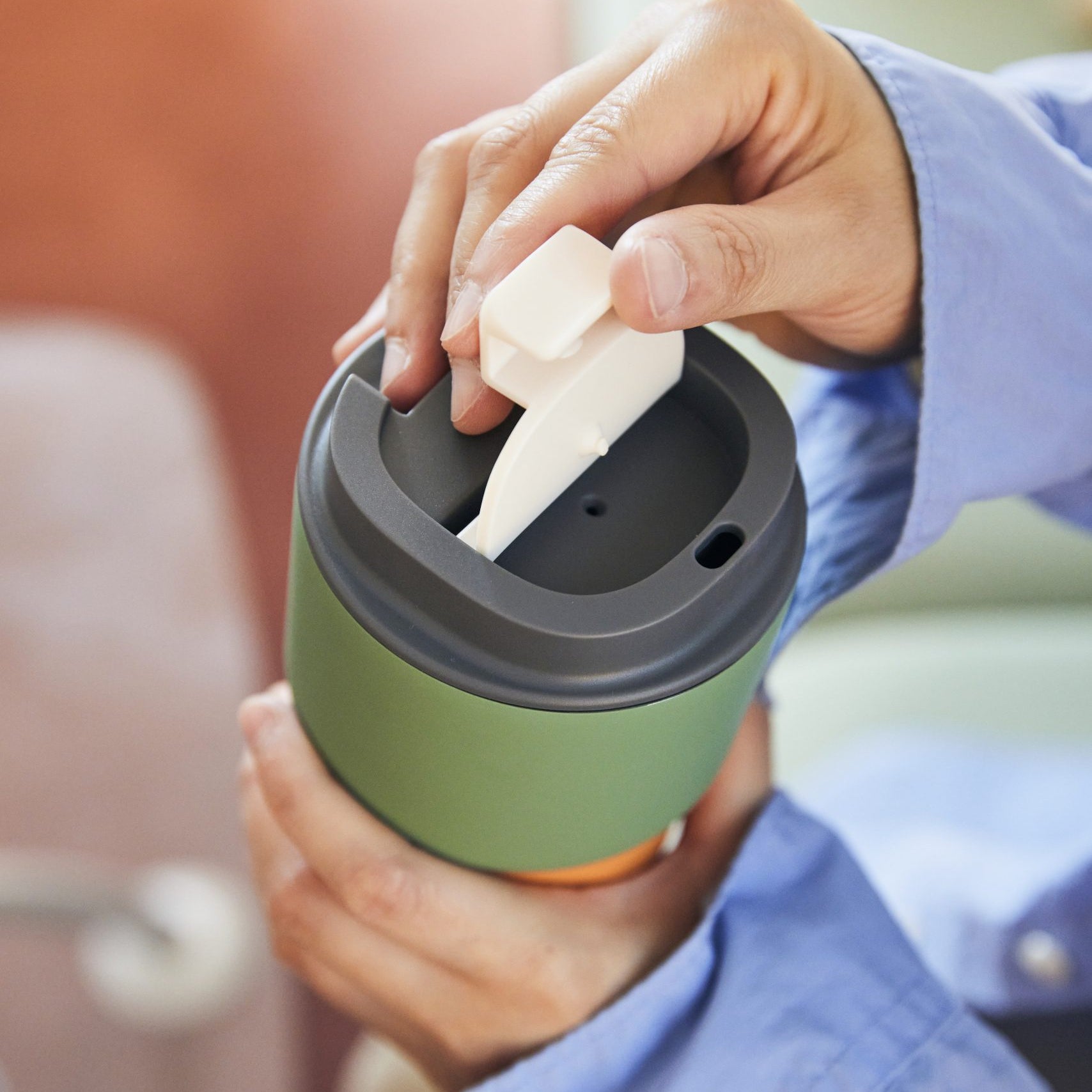 Kubek termiczny Asobu Pick Me Up Pastel Green - 650 ml, pokrywka z ustnikiem, silikonowa podstawa, stal nierdzewna, 100% szczelności, kolor: zielony