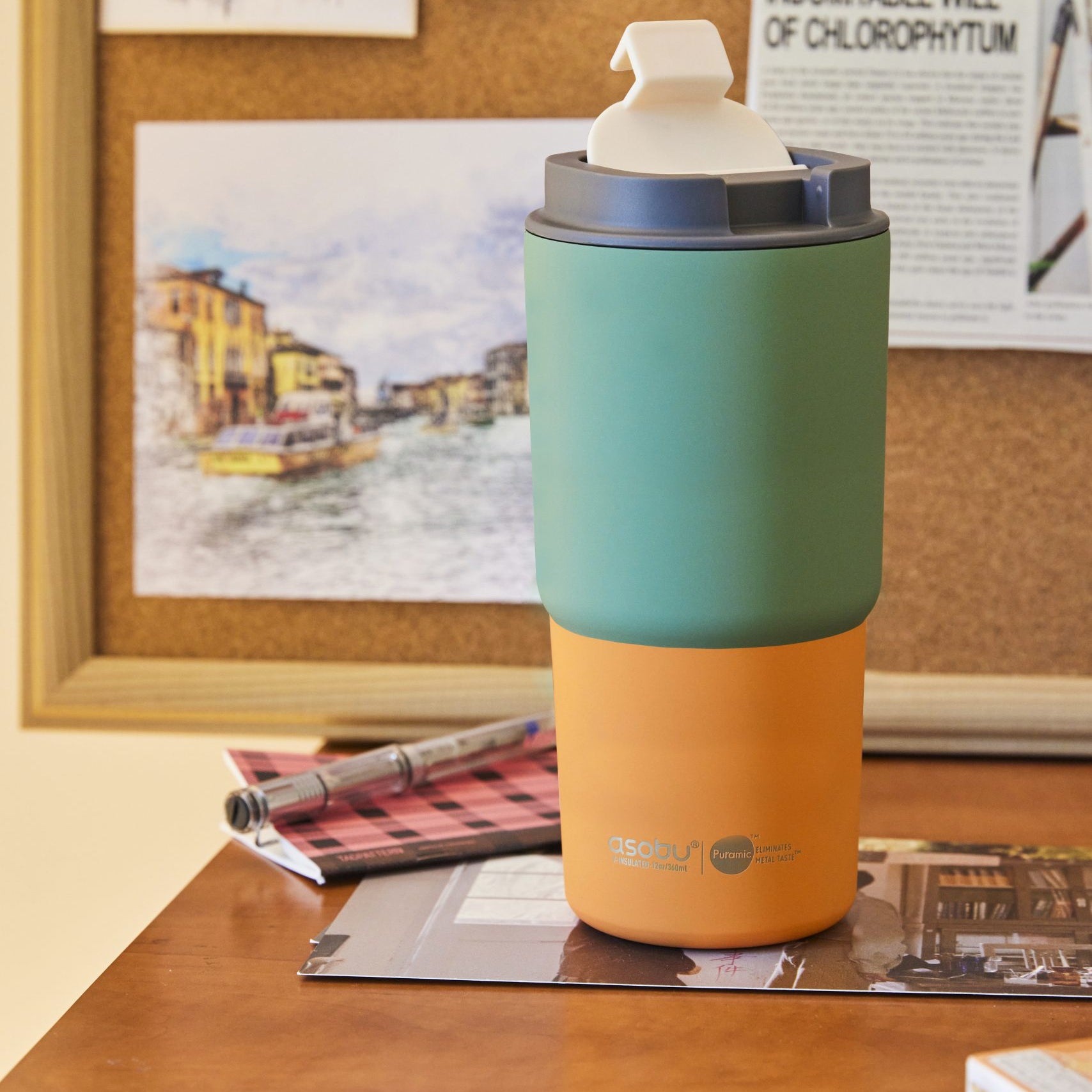 Kubek termiczny Asobu Pick Me Up Pastel Green - 650 ml, pokrywka z ustnikiem, silikonowa podstawa, stal nierdzewna, 100% szczelności, kolor: zielony