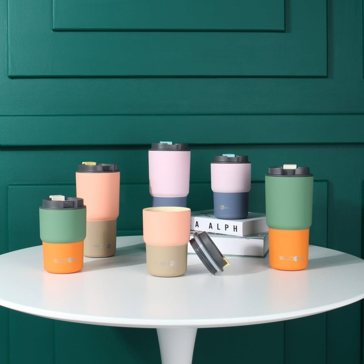 Kubek termiczny Asobu Pick Me Up Pastel - 650 ml, pokrywka z ustnikiem, silikonowa podstawa, stal nierdzewna, 100% szczelności