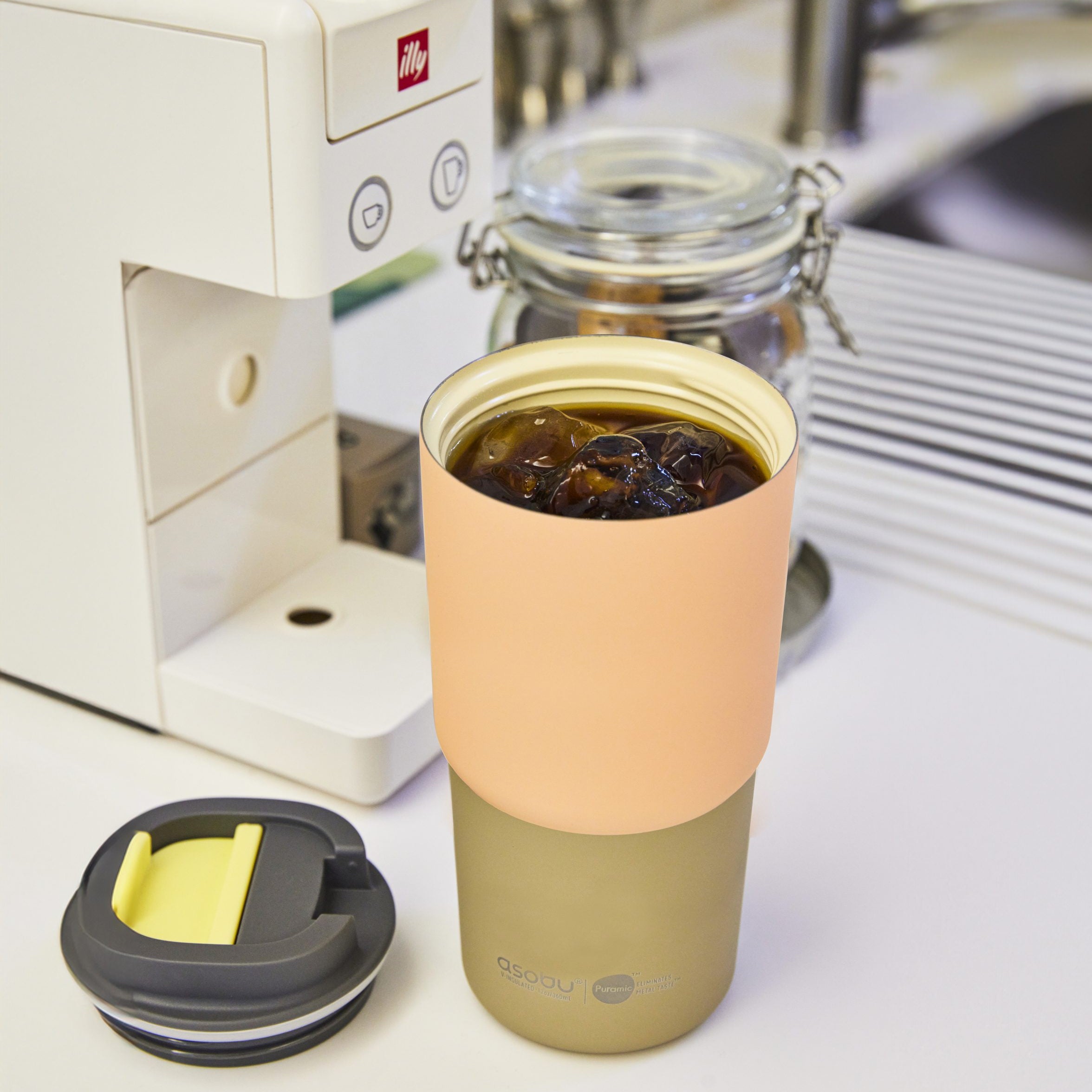 Kubek termiczny Asobu Pick Me Up Pastel Peach - 650 ml, pokrywka z ustnikiem, silikonowa podstawa, stal nierdzewna, 100% szczelności, kolor: brzoskwiniowy