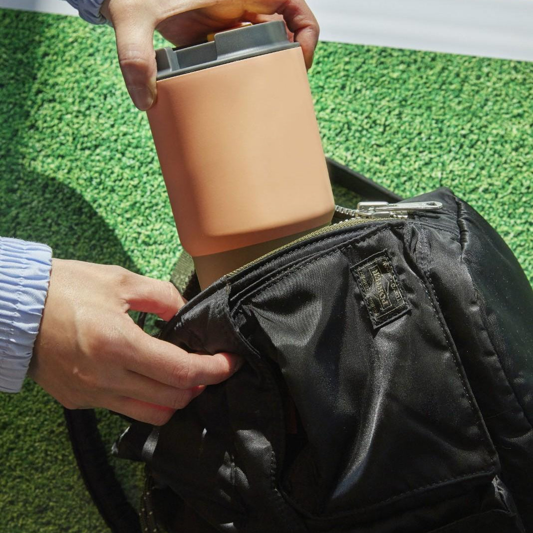 Kubek termiczny Asobu Pick Me Up Pastel Peach - 650 ml, pokrywka z ustnikiem, silikonowa podstawa, stal nierdzewna, 100% szczelności, kolor: brzoskwiniowy