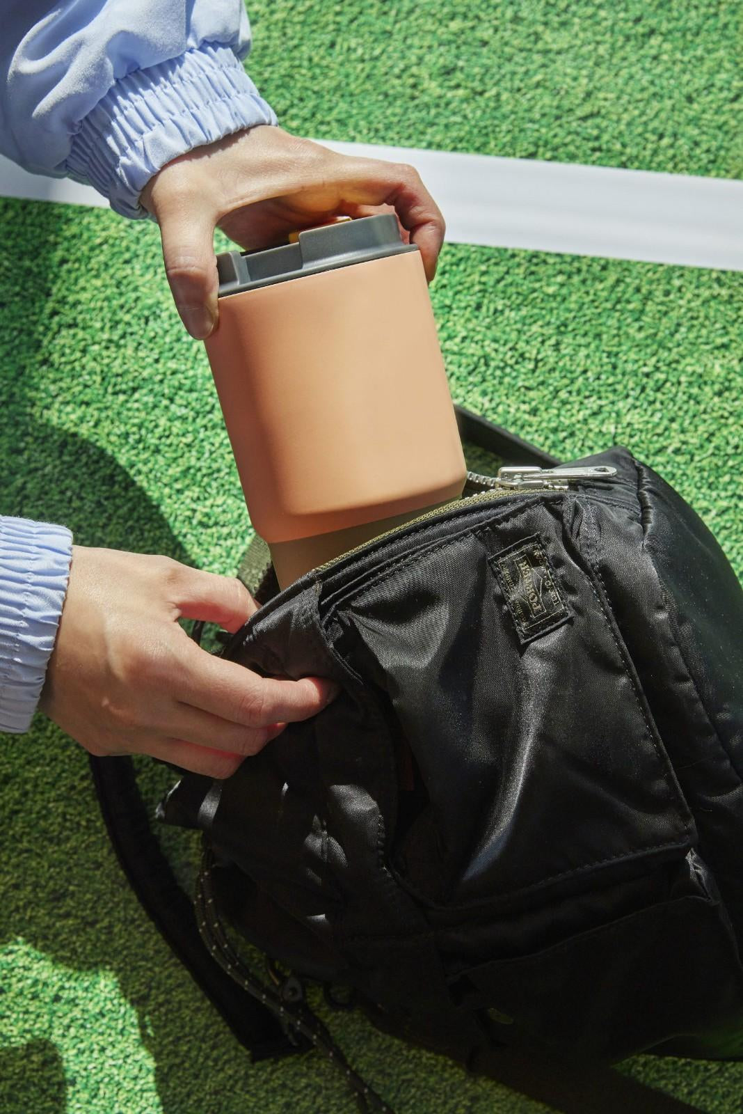 Kubek termiczny Asobu Pick Me Up Pastel Peach - 650 ml, pokrywka z ustnikiem, silikonowa podstawa, stal nierdzewna, 100% szczelności, kolor: brzoskwiniowy