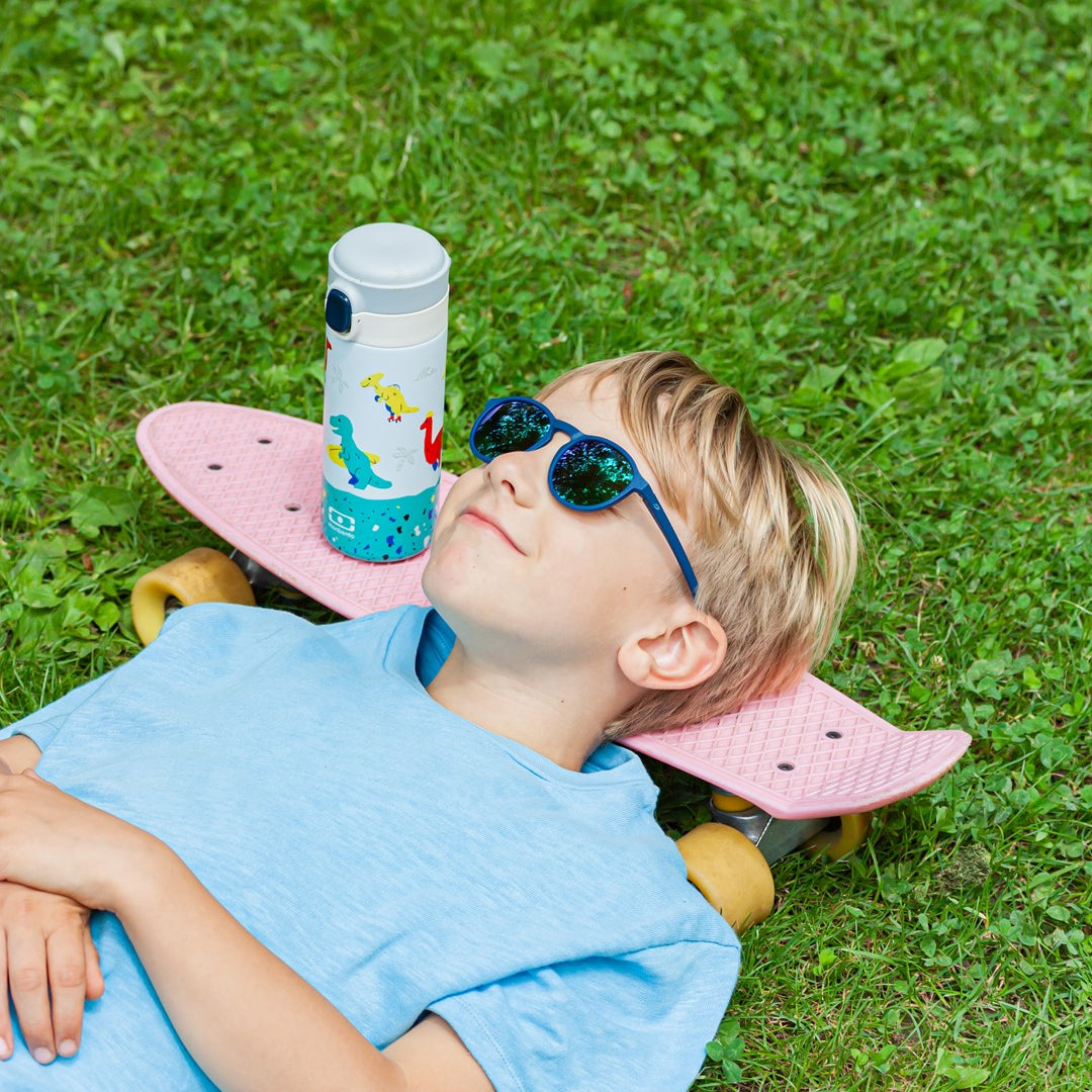 Kubek termiczny dla dzieci Monbento Pop Dino – kompaktowy, poręczny i bezpieczny. Z izolacją próżniową, szczelny i wygodny do szkoły i na wycieczki, wzór: dinozaury