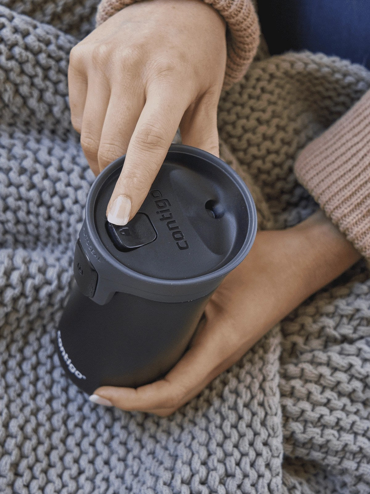 Kubek Contigo Black 300 ml – mały, lekki i szczelny termos z izolacją na 3 h ciepła i 10 h chłodu.