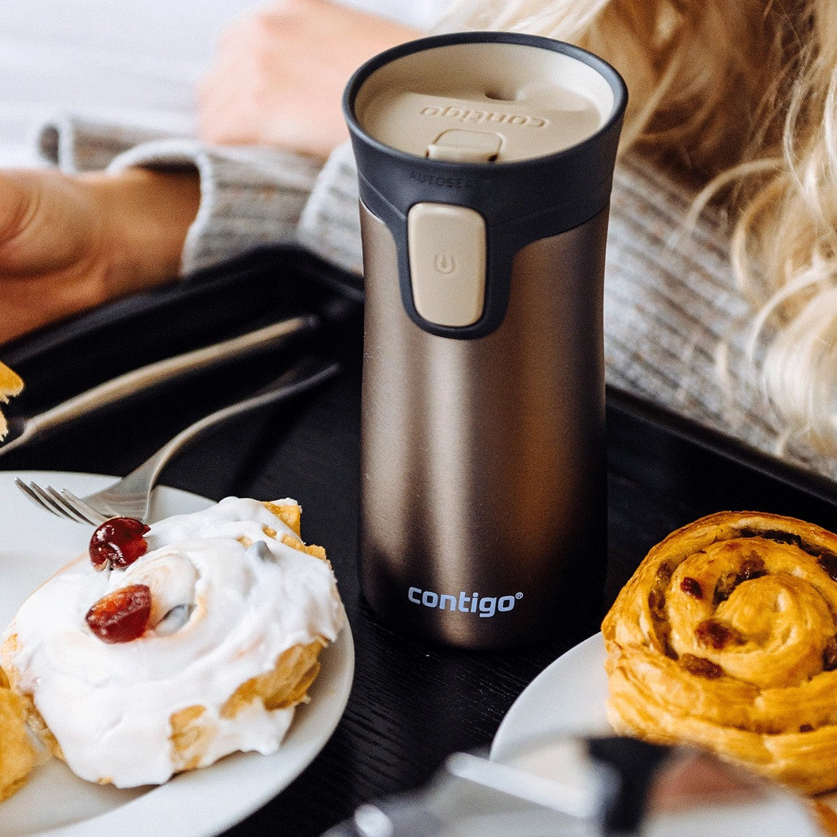 Kubek Contigo Latte 300 ml – mały, lekki i szczelny termos z izolacją na 3 h ciepła i 10 h chłodu.
