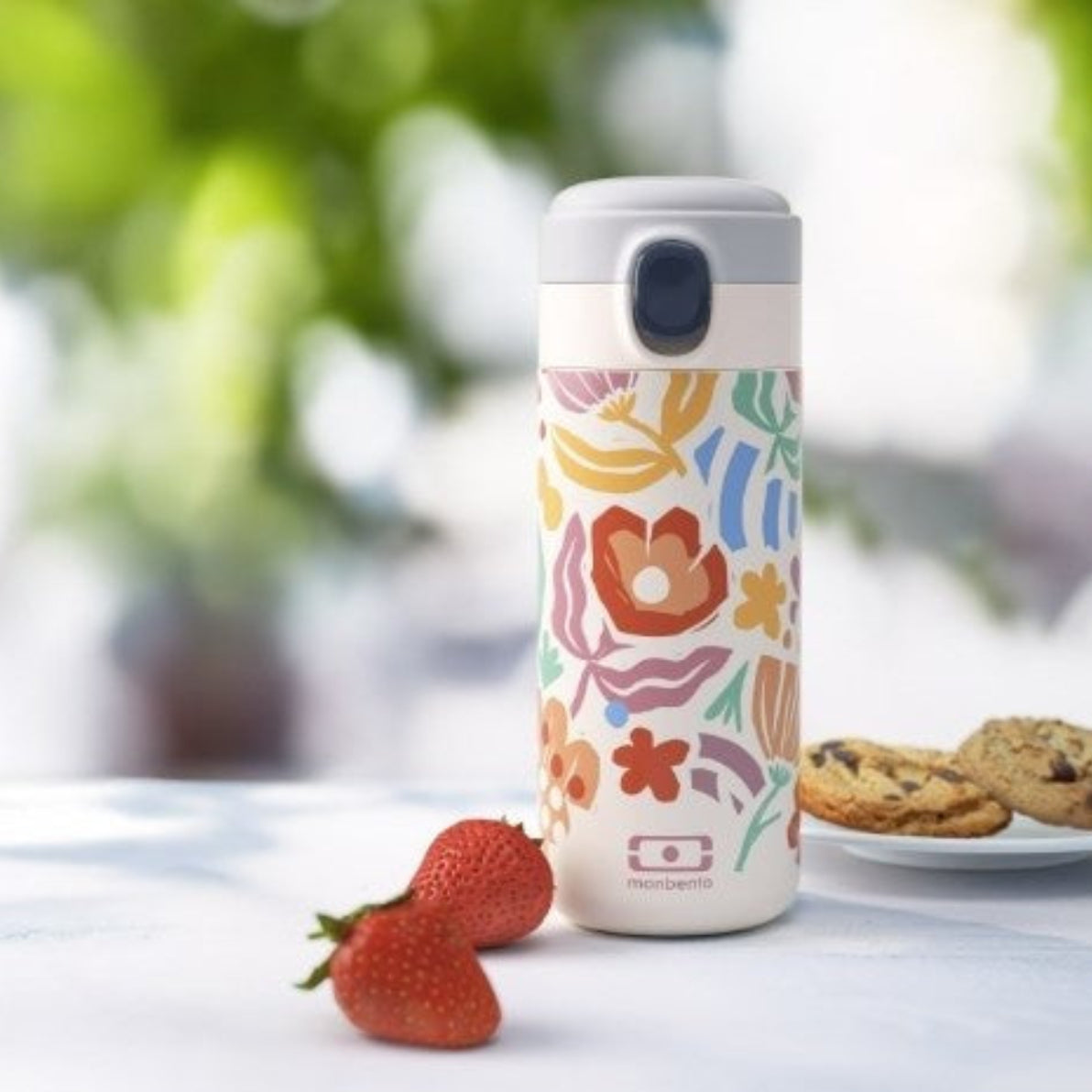 Kubek termiczny dla dzieci Monbento Pop Papercut – kompaktowy, poręczny i bezpieczny. Z izolacją próżniową, szczelny i wygodny do szkoły i na wycieczki, wzór: wycinanki