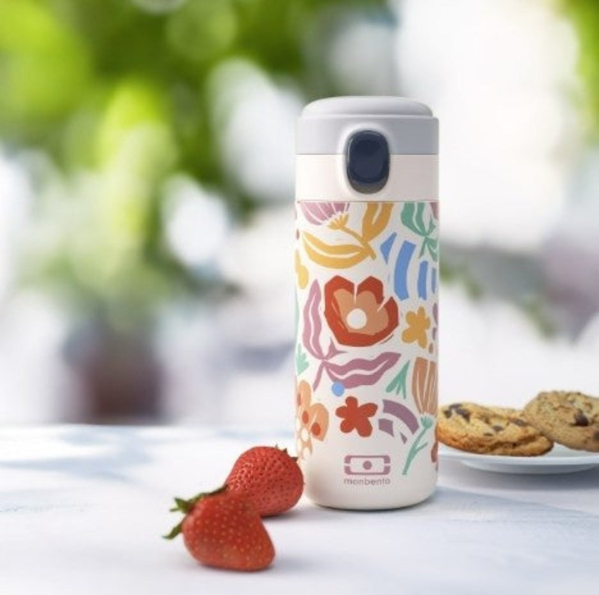 Kubek termiczny dla dzieci Monbento Pop Papercut – kompaktowy, poręczny i bezpieczny. Z izolacją próżniową, szczelny i wygodny do szkoły i na wycieczki, wzór: wycinanki