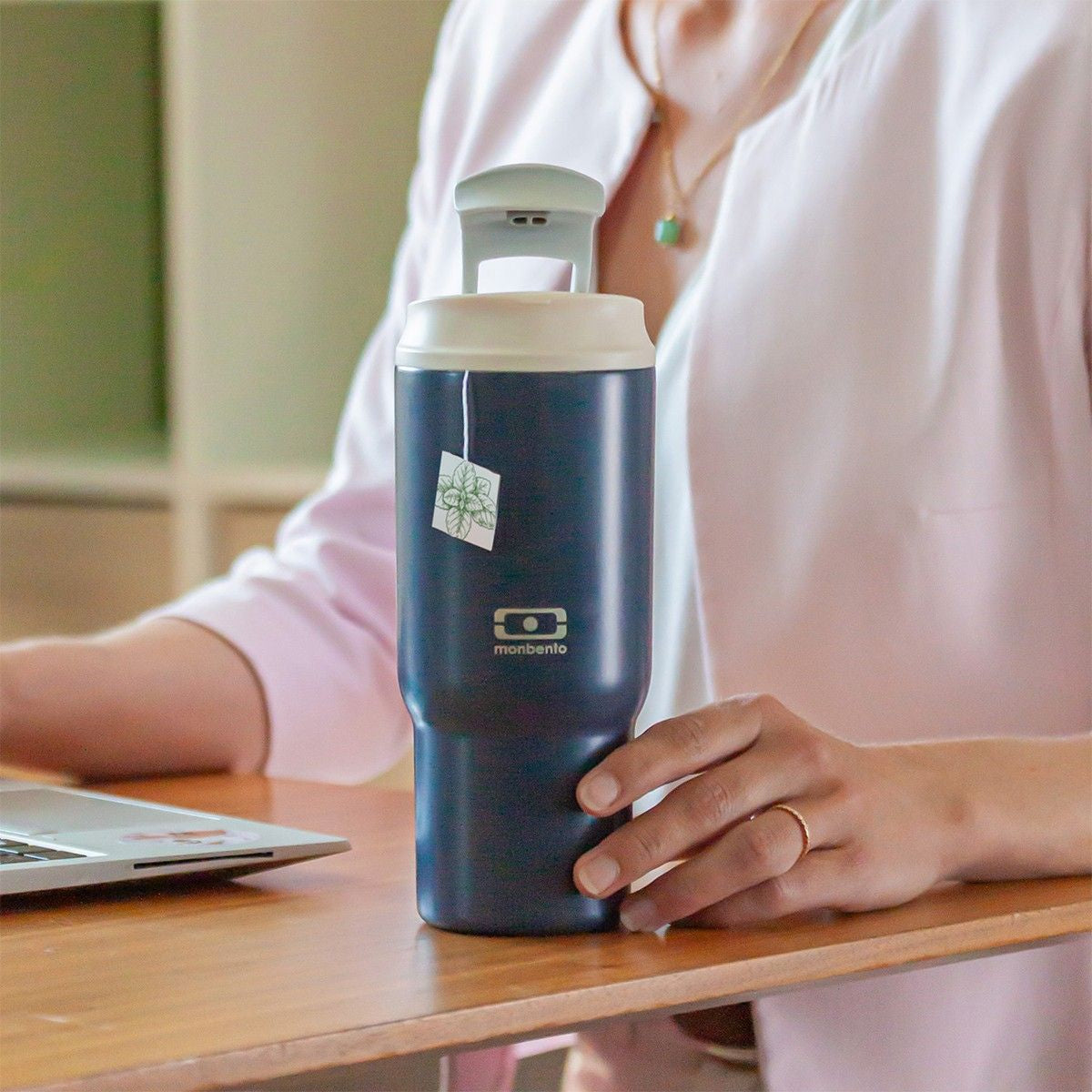 Kubek termiczny Monbento Travel Mug Infinity - 600 ml, z ustnikiem i słomką, utrzymuje ciepło do 5h i chłód do 12h, wytrzymały i lekki, kolor: granatowy