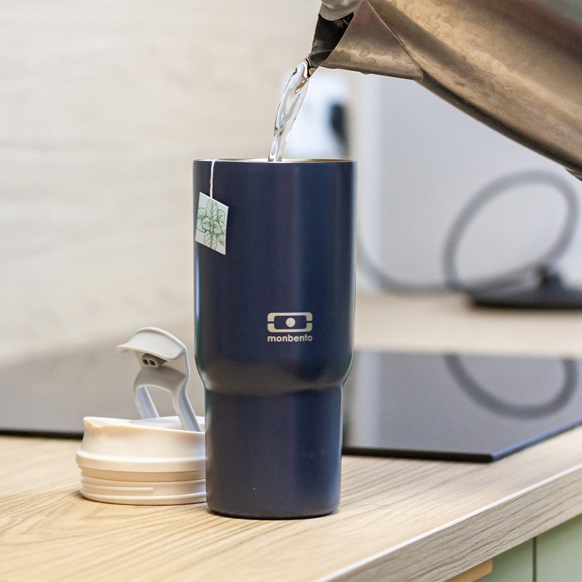 Kubek termiczny Monbento Travel Mug Infinity - 600 ml, z ustnikiem i słomką, utrzymuje ciepło do 5h i chłód do 12h, wytrzymały i lekki, kolor: granatowy