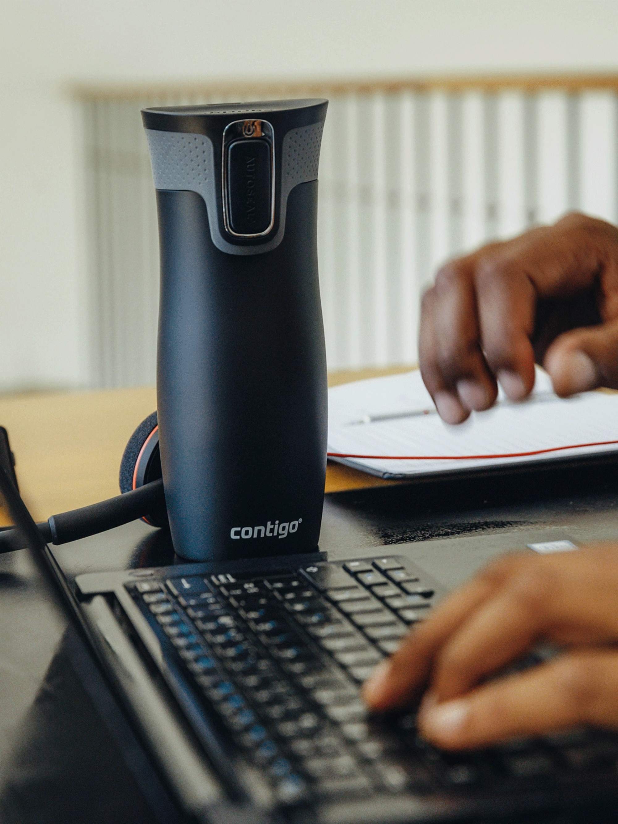 Kubek termiczny Contigo West Loop 470 ml – 100% szczelny, utrzymuje ciepło do 5 h i zimno do 12 h, idealny w podróży, kolor: czarny