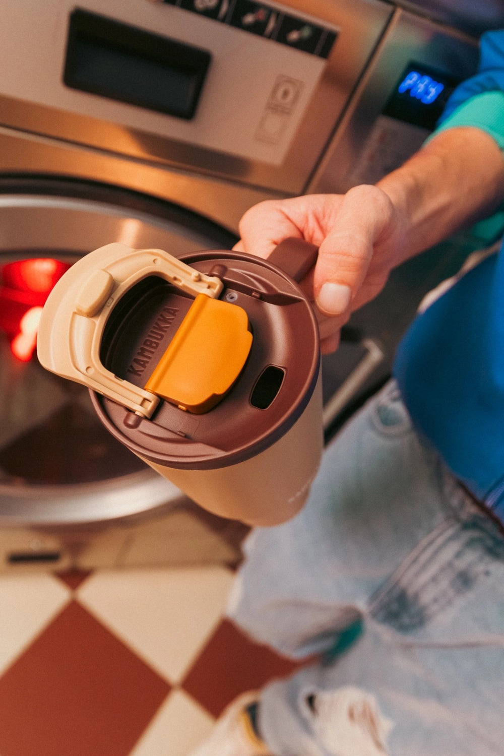 Kambukka Rio Almond Dream – kubek termiczny 950 ml, stal 18/8, chłód 24 h, picie klasyczne lub przez słomkę, szczelny, pasuje do uchwytów auta, kolor: brązowy