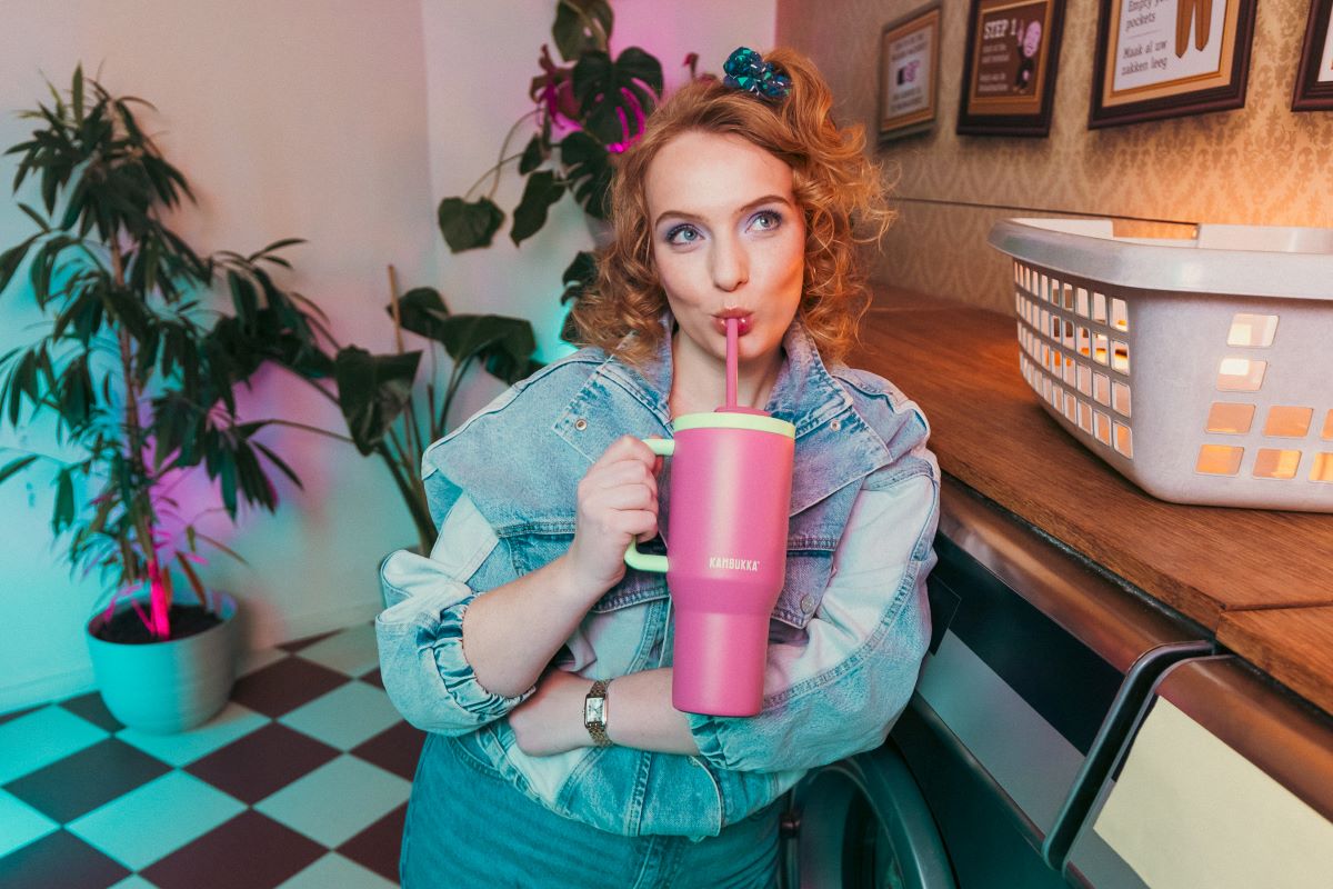 Kambukka Rio Bubblegum Mint – kubek termiczny 950 ml, stal 18/8, chłód 24 h, picie klasyczne lub przez słomkę, szczelny, pasuje do uchwytów auta, kolor: różowy