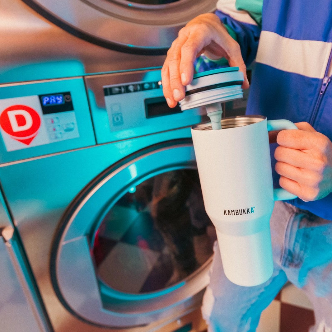 Kambukka Rio Frosty Coconout – kubek termiczny 950 ml, stal 18/8, chłód 24 h, picie klasyczne lub przez słomkę, szczelny, pasuje do uchwytów auta, kolor: niebieski