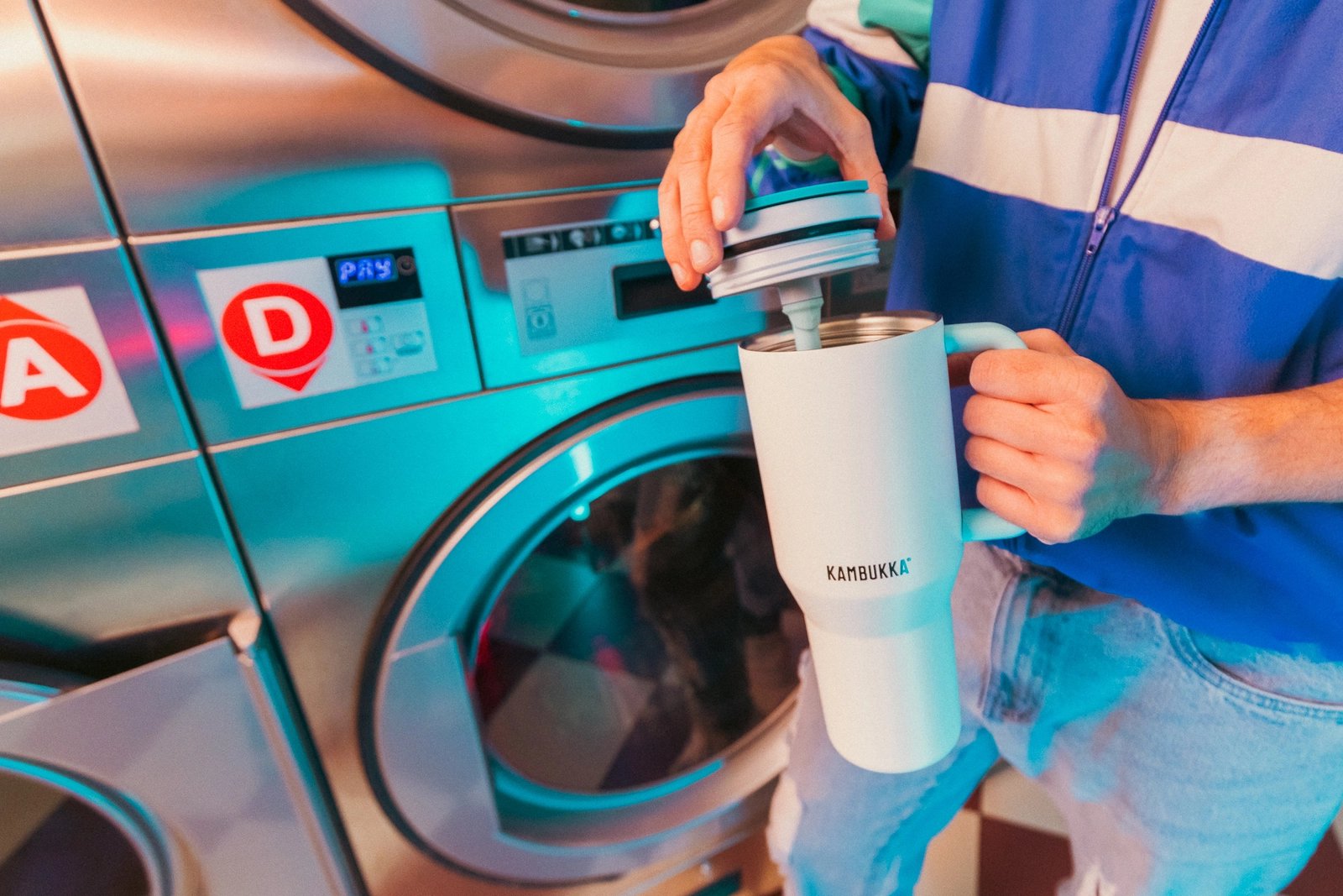 Kambukka Rio Frosty Coconout – kubek termiczny 950 ml, stal 18/8, chłód 24 h, picie klasyczne lub przez słomkę, szczelny, pasuje do uchwytów auta, kolor: niebieski