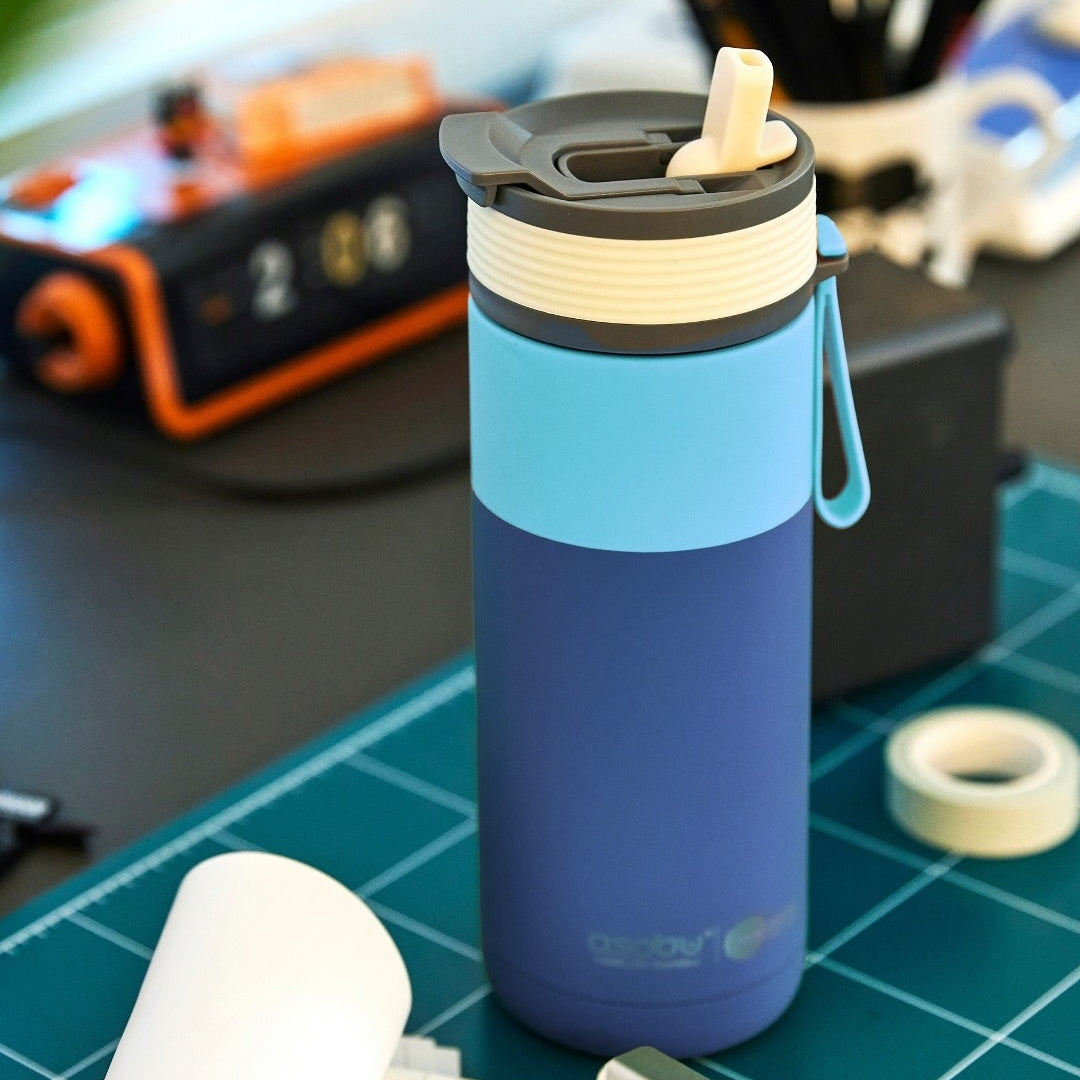 Kubek termiczny Asobu Aspen Pastel Blue - ze słomką i ustnikiem, stal nierdzewna, 100% szczelny, dopasowany do uchwytów samochodowych, kolor: niebieski