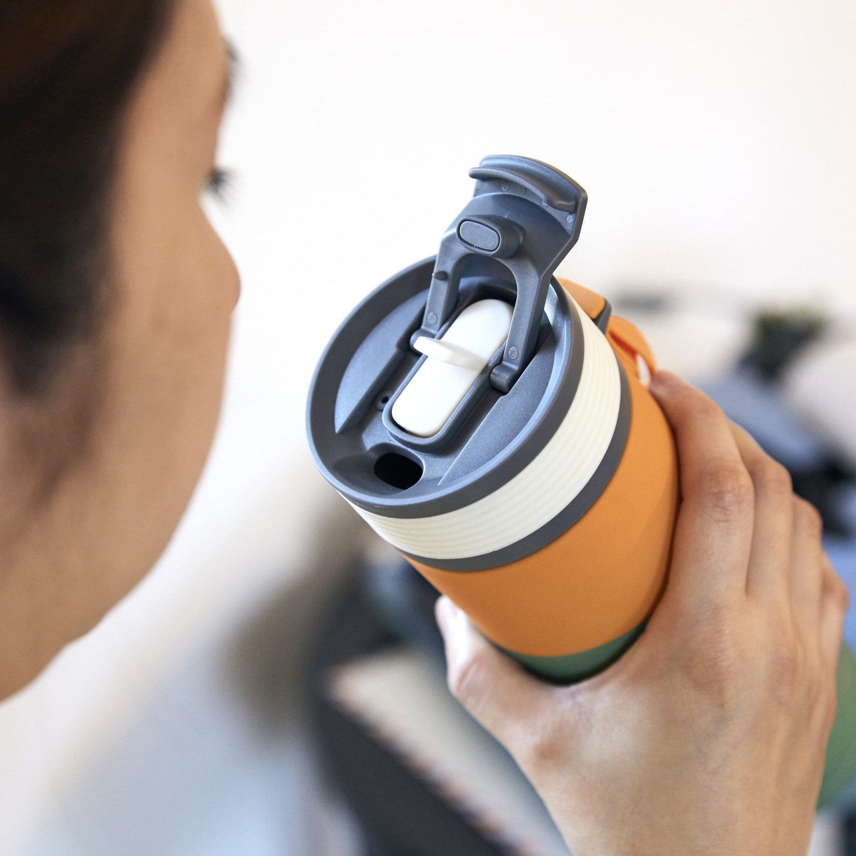 Kubek termiczny Asobu Aspen Pastel Green - ze słomką i ustnikiem, stal nierdzewna, 100% szczelny, dopasowany do uchwytów samochodowych, kolor: zielony