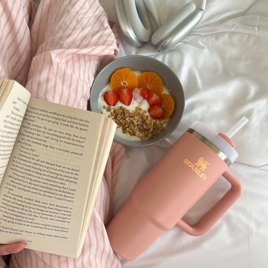 Kubek Stanley ze słomką i pokrywką FlowState™ w odcieniu Peach Rose