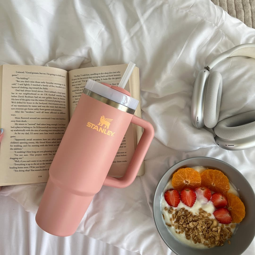 Różowy kubek Stanley Quencher dopasowany do uchwytów samochodowych
