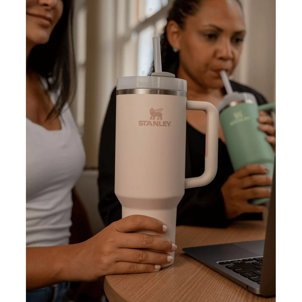 Różowy stalowy kubek z uchem i słomką Stanley Quencher H2.0 FlowState