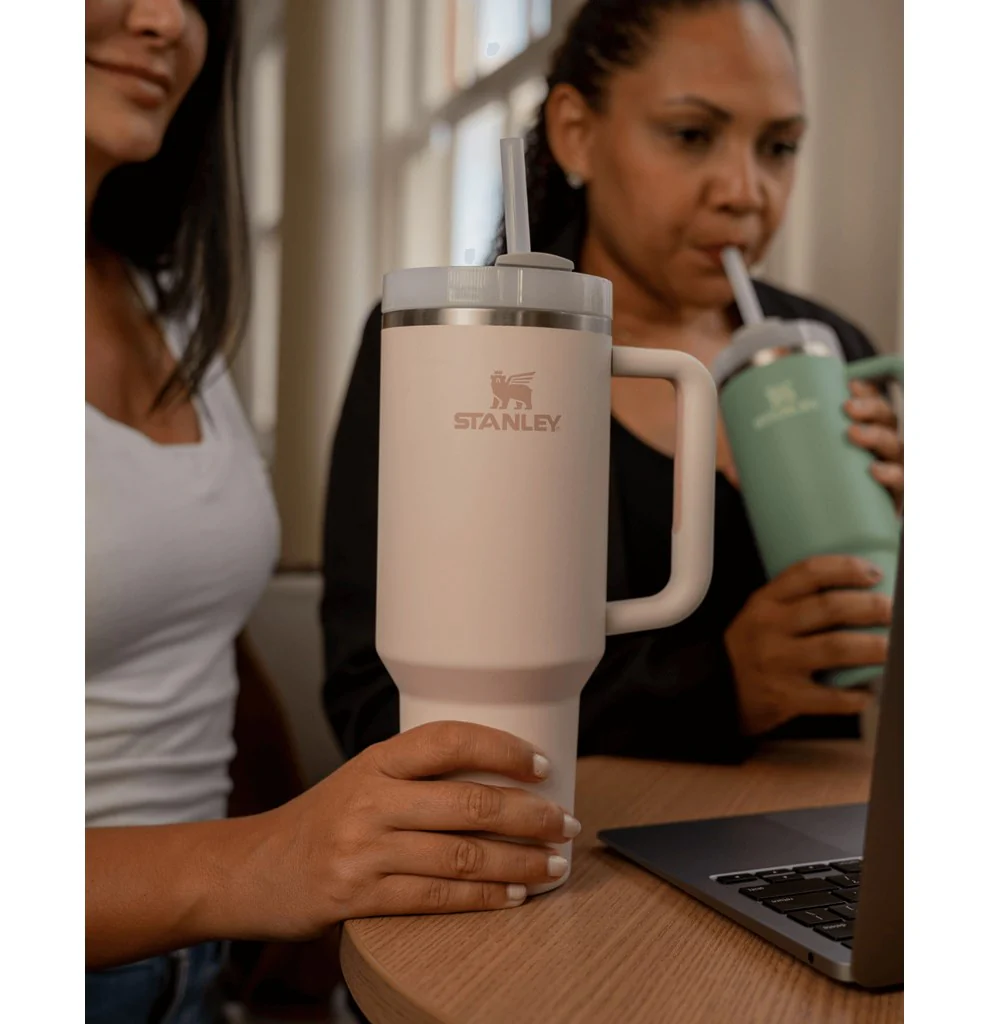 Różowy stalowy kubek z uchem i słomką Stanley Quencher H2.0 FlowState