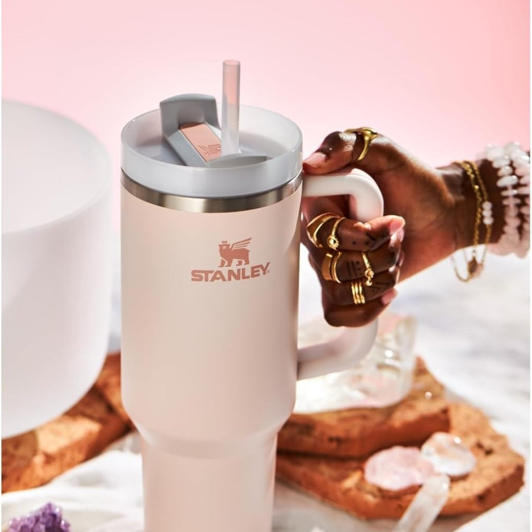 Stanley Quencher Rose Quartz – stalowy kubek termiczny ze zwężaną podstawą