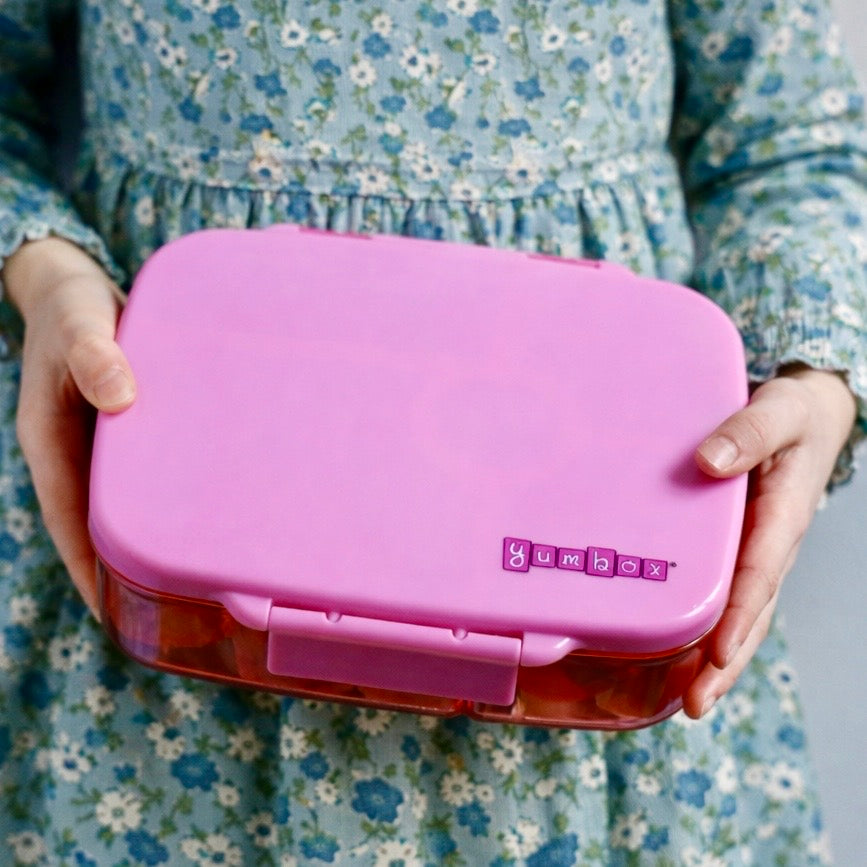 Pojemnik na drugie śniadanie dla dziewczynki Yumbox Go jasnoróżowy