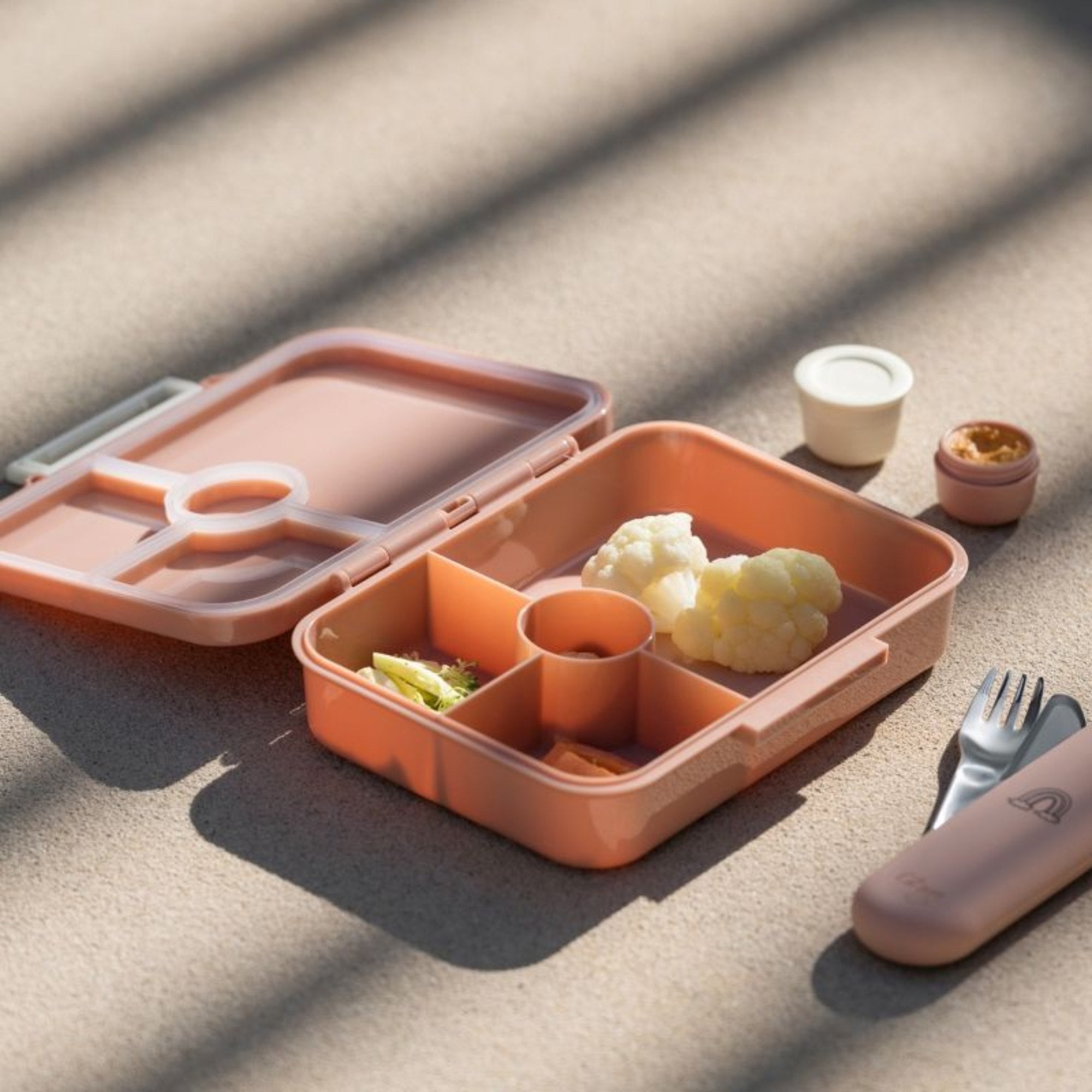 Lunchbox tritanowy Citron Blush Pink 4-komorowy, 700 ml – szczelny, lekki, bez BPA, z pojemnikiem na sos