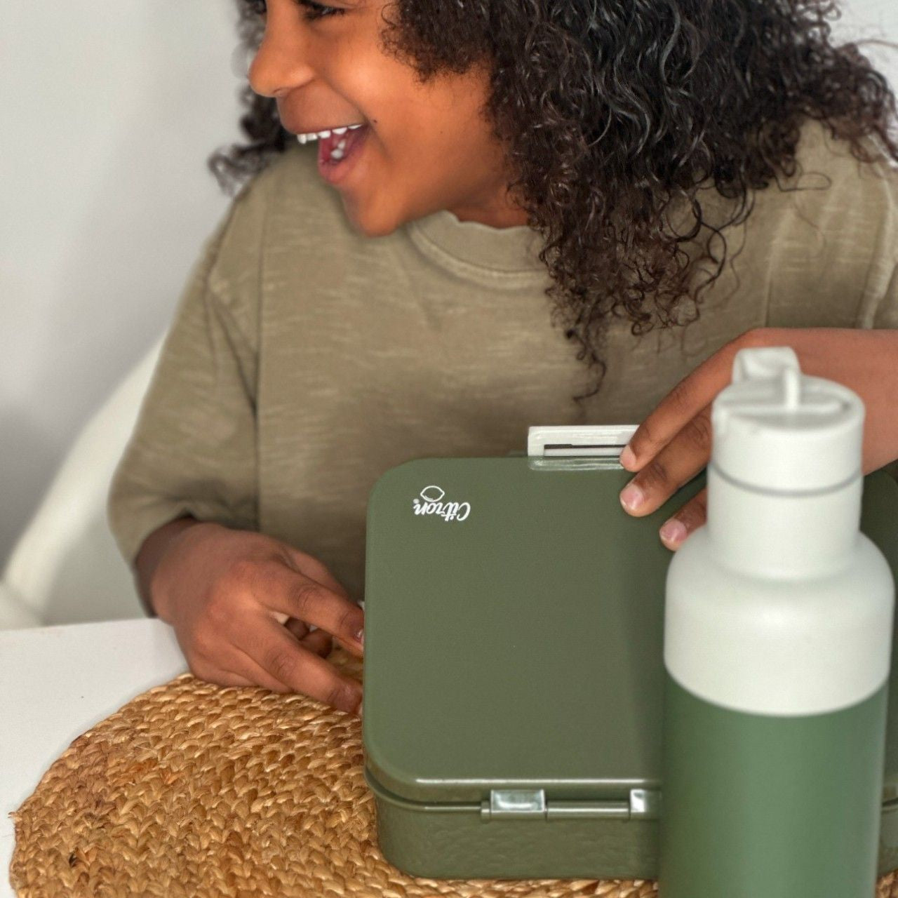 Lunchbox tritanowy Citron Olive Green 4-komorowy, 700 ml – szczelny, lekki, bez BPA, kolor: oliwkowy, z pojemnikiem na sos