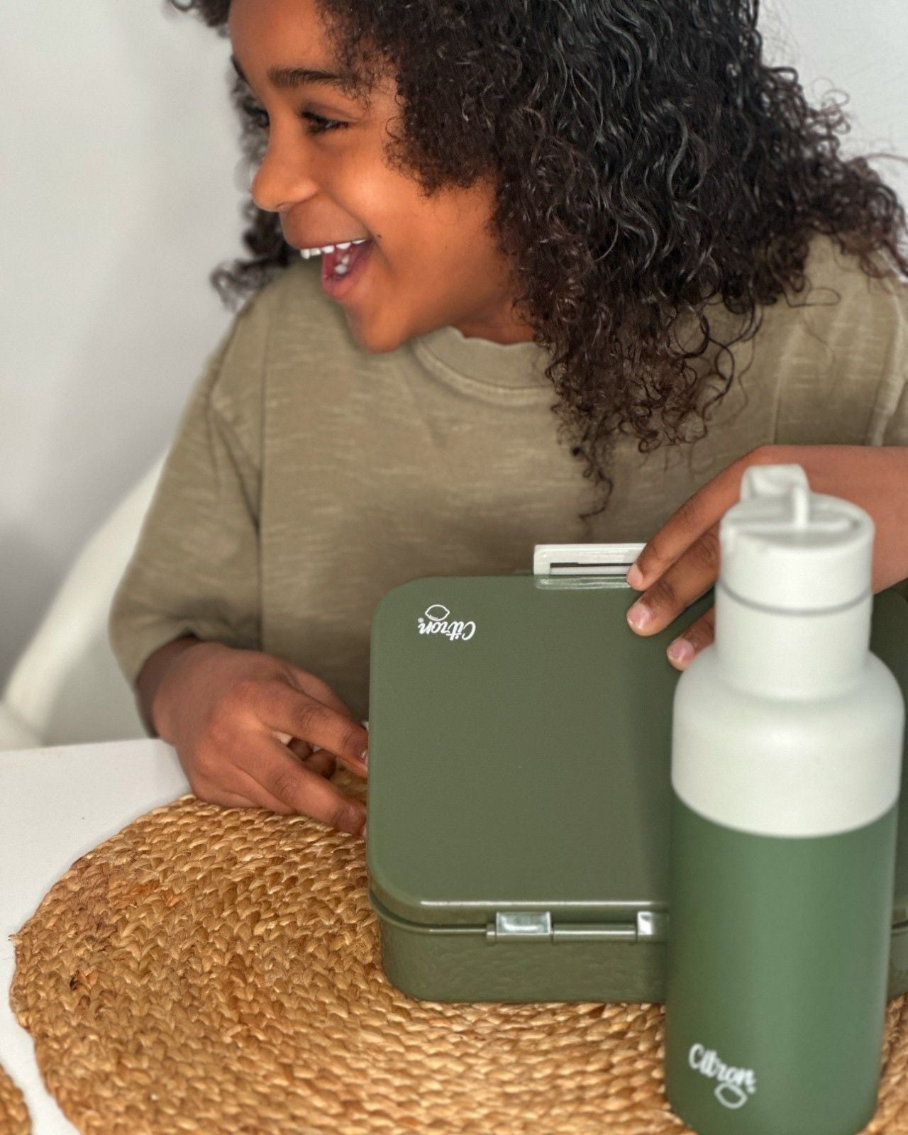 Lunchbox tritanowy Citron Olive Green 4-komorowy, 700 ml – szczelny, lekki, bez BPA, kolor: oliwkowy, z pojemnikiem na sos