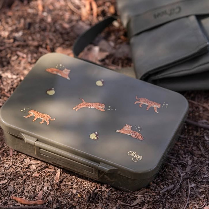 Lunchbox tritanowy Citron Tiger 4-komorowy, 700 ml – szczelny, lekki, bez BPA, zielony, z pojemnikiem na sos