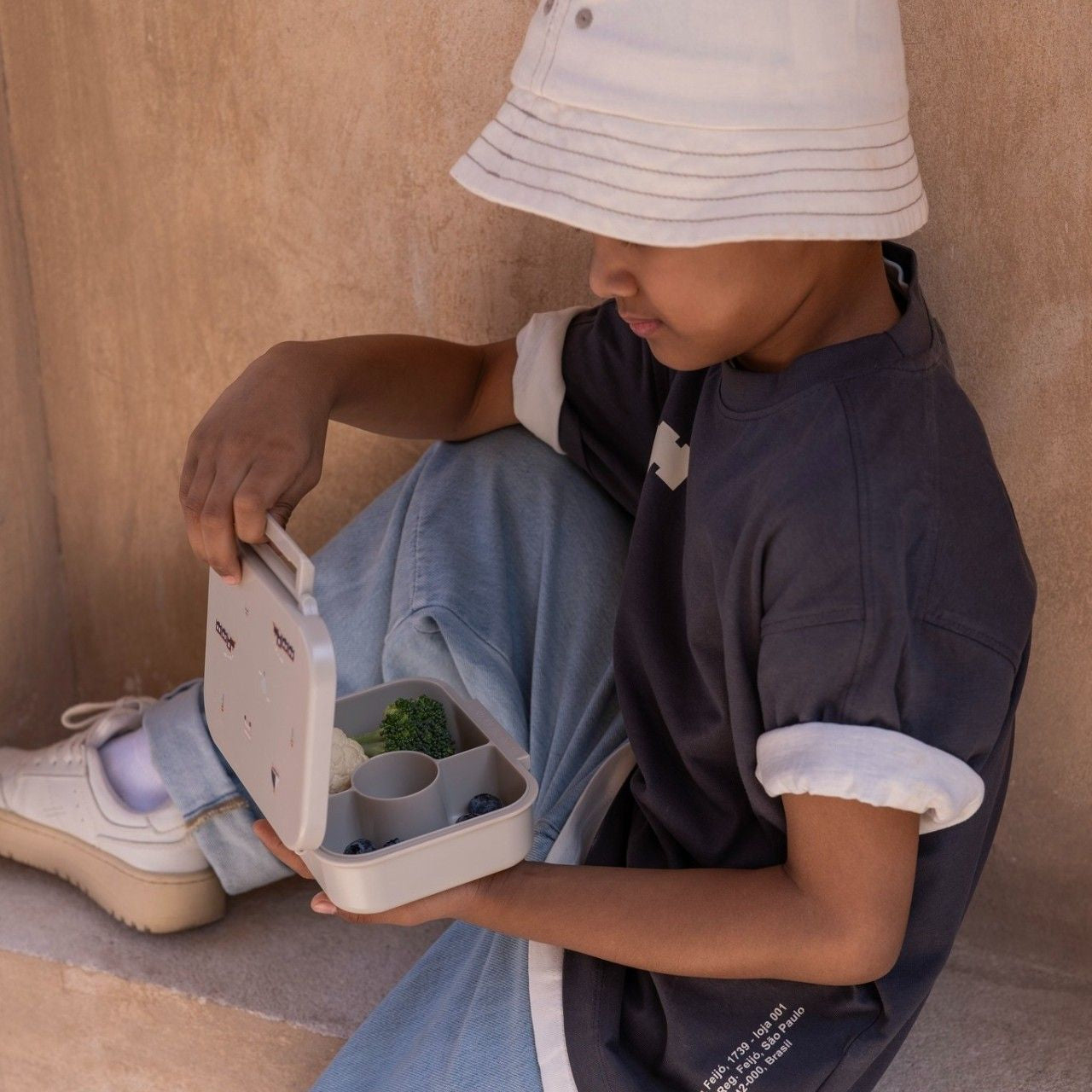 Lunchbox tritanowy Citron Vehicles 4-komorowy, 700 ml – szczelny, lekki, bez BPA, wzór: pojazdy, z pojemnikiem na sos