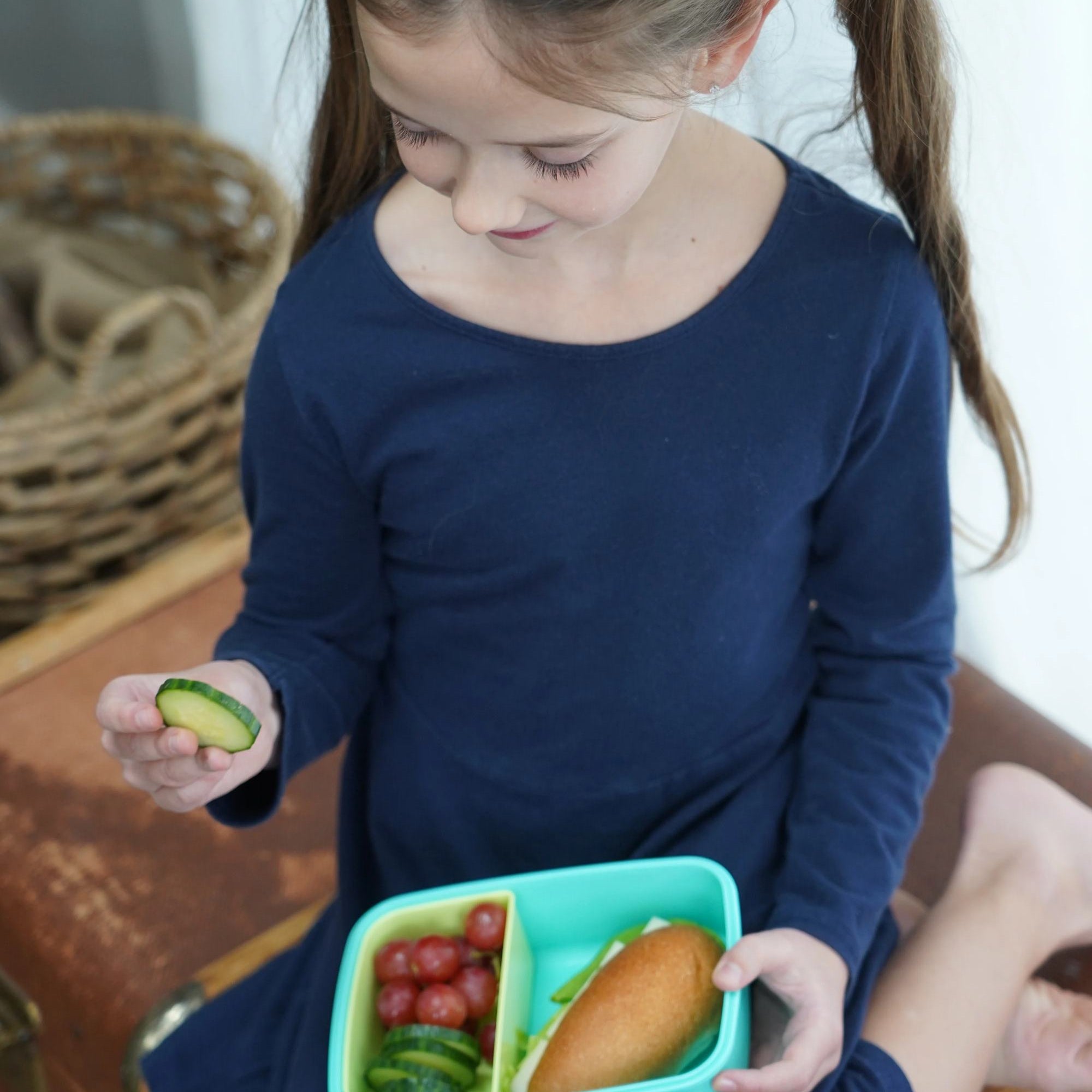 Lunchbox z wyjmowanymi przegródkami dla dzieci Melii - trzy przegródki, 100% szczelny, łatwy do otwierania i bezpieczny dla zdrowia, silikon spożywczy, idealny do szkoły, kolor: niebieski