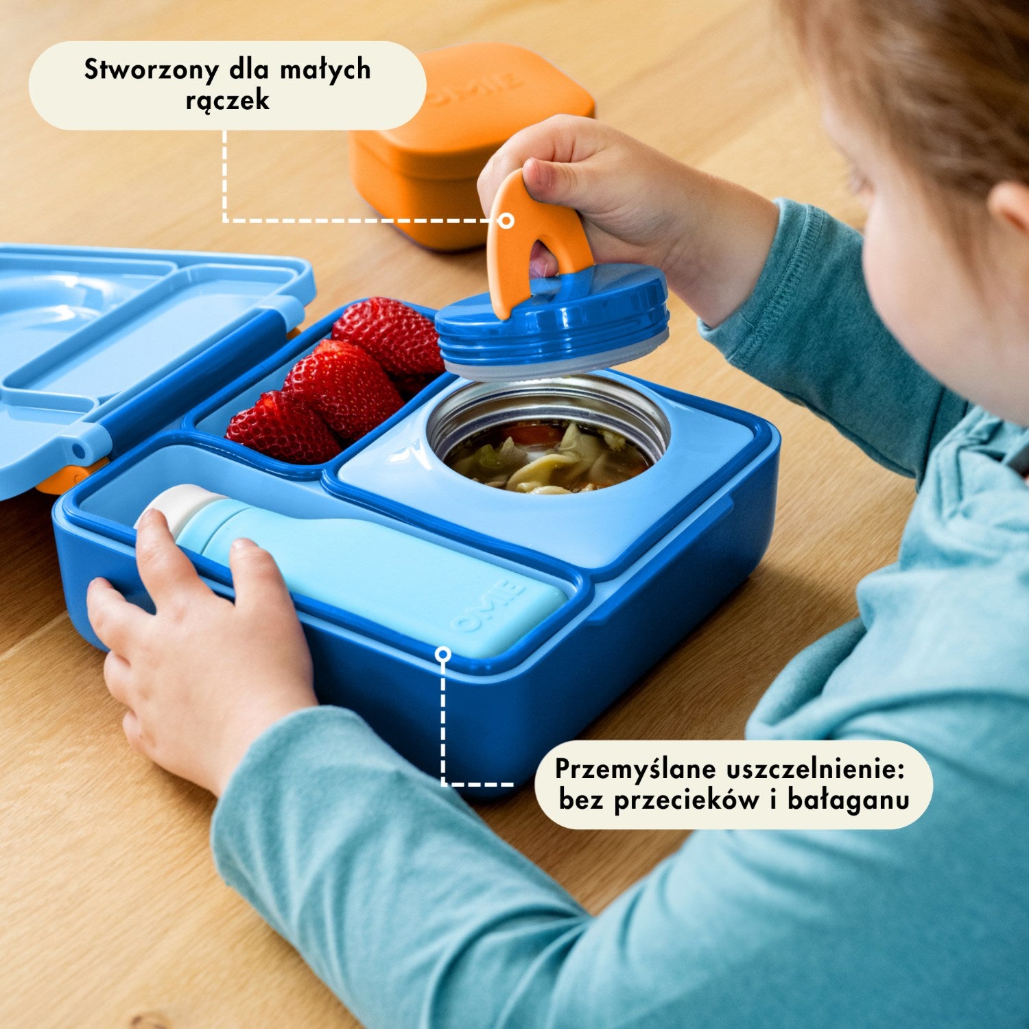 OmieBox Blue Sky – niebieski lunchbox z termosem, przegródkami i uchwytem, idealny do szkoły i przedszkola.
