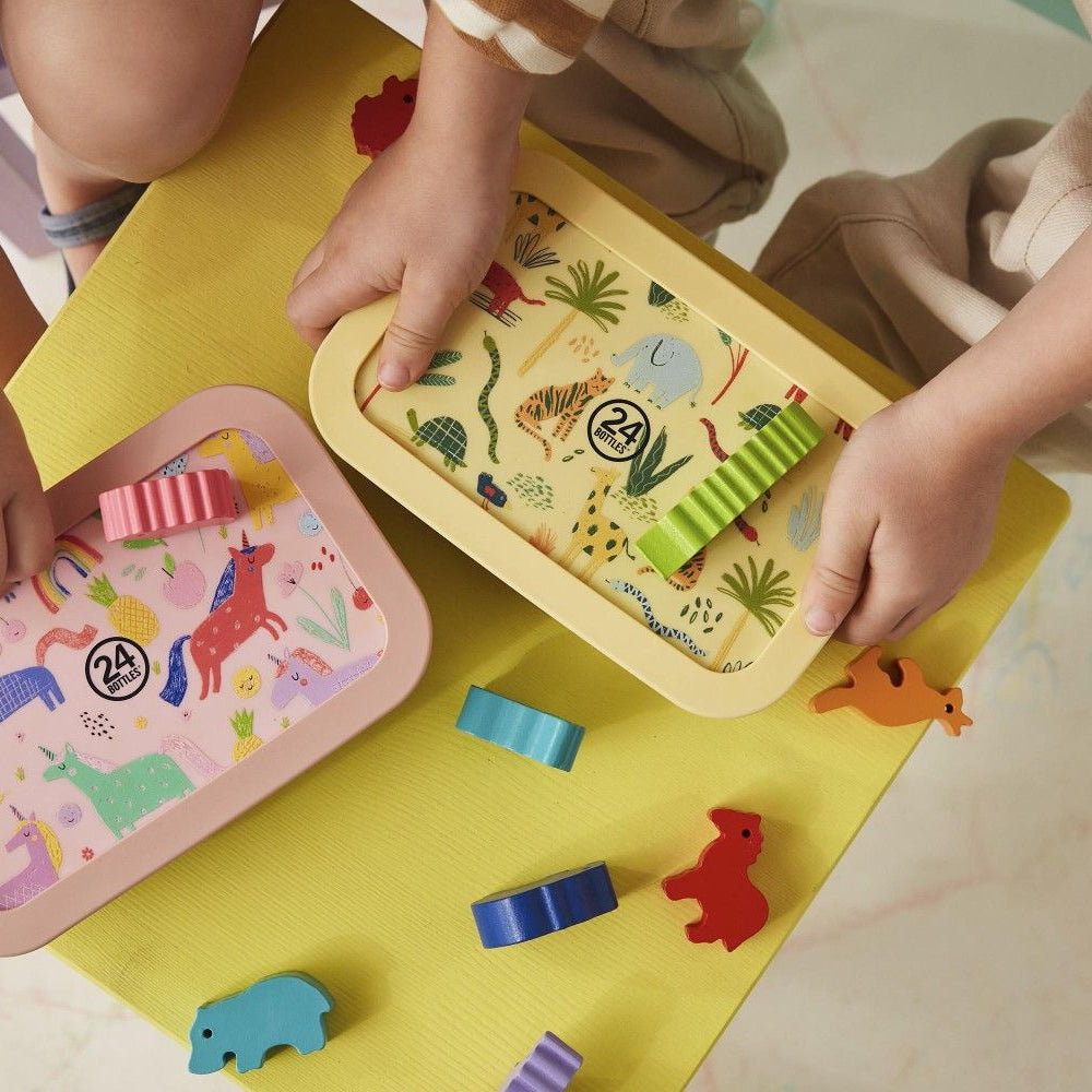 Kolorowy stalowy lunchbox 24Bottles Magic Friends – 700 ml, łatwe otwieranie, bez BPA, świetny do plecaka dziecka