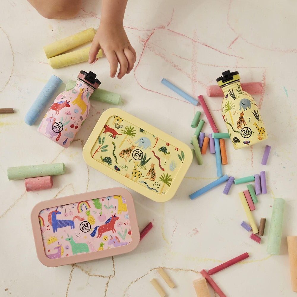 Kolorowy stalowy lunchbox 24Bottles Magic Friends – 700 ml, łatwe otwieranie, bez BPA, świetny do plecaka dziecka