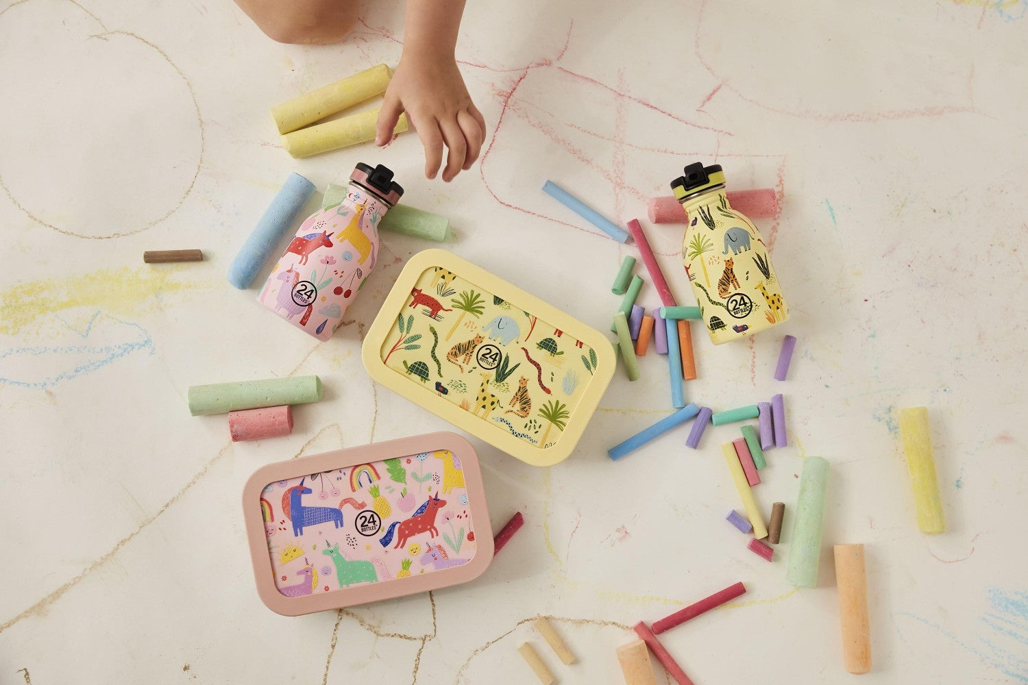 Kolorowy stalowy lunchbox 24Bottles Magic Friends – 700 ml, łatwe otwieranie, bez BPA, świetny do plecaka dziecka