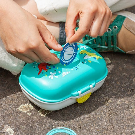 Monbento Gram Dino  – kompaktowy lunchbox dla dzieci. Lekki, szczelny i bez BPA. Idealny na kanapki, owoce i przekąski do szkoły i na wycieczkę, wzór: dinozaury