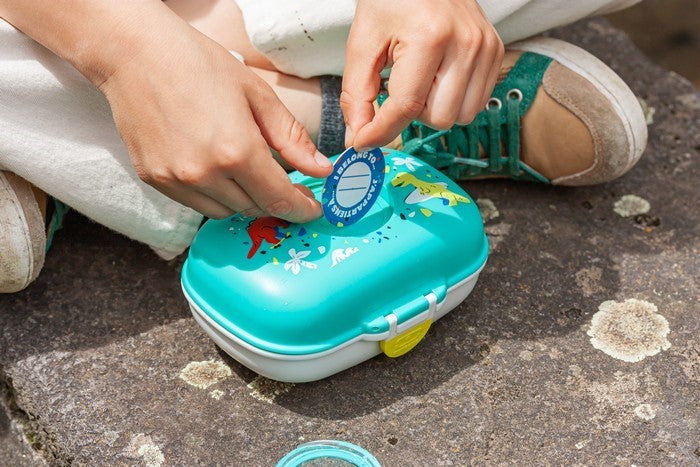 Monbento Gram Dino  – kompaktowy lunchbox dla dzieci. Lekki, szczelny i bez BPA. Idealny na kanapki, owoce i przekąski do szkoły i na wycieczkę, wzór: dinozaury
