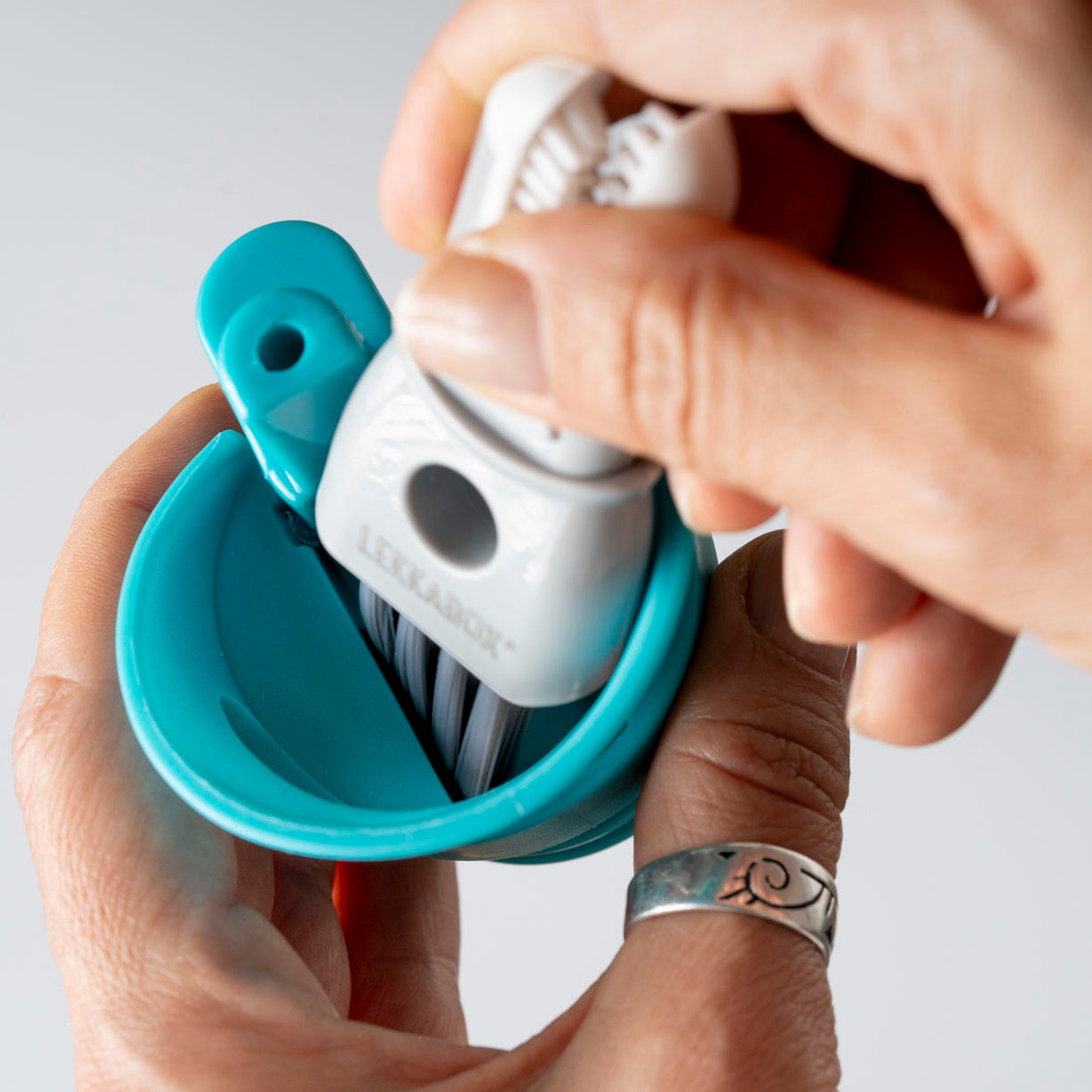 Szczoteczka do czyszczenie nakrętek i pokrywek Lekkabox - mała, precyzyjna, do czyszczenia ustników, słomek i butelek