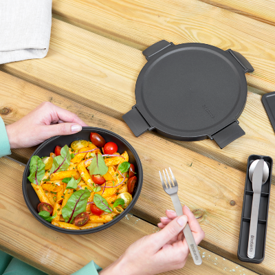 Miska na sałatkę Make & Take Brabantia  – szczelna, pojemna 1 L, do mikrofalówki, zamrażarki i zmywarki, idealna do pracy i szkoły, kolor: grafitowy