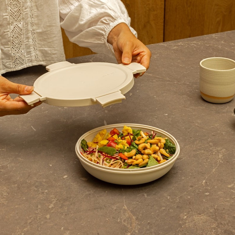 Miska na sałatkę Make & Take Brabantia – szczelna, pojemna 1 L, do mikrofalówki, zamrażarki i zmywarki, idealna do pracy i szkoły, kolor: beżowy