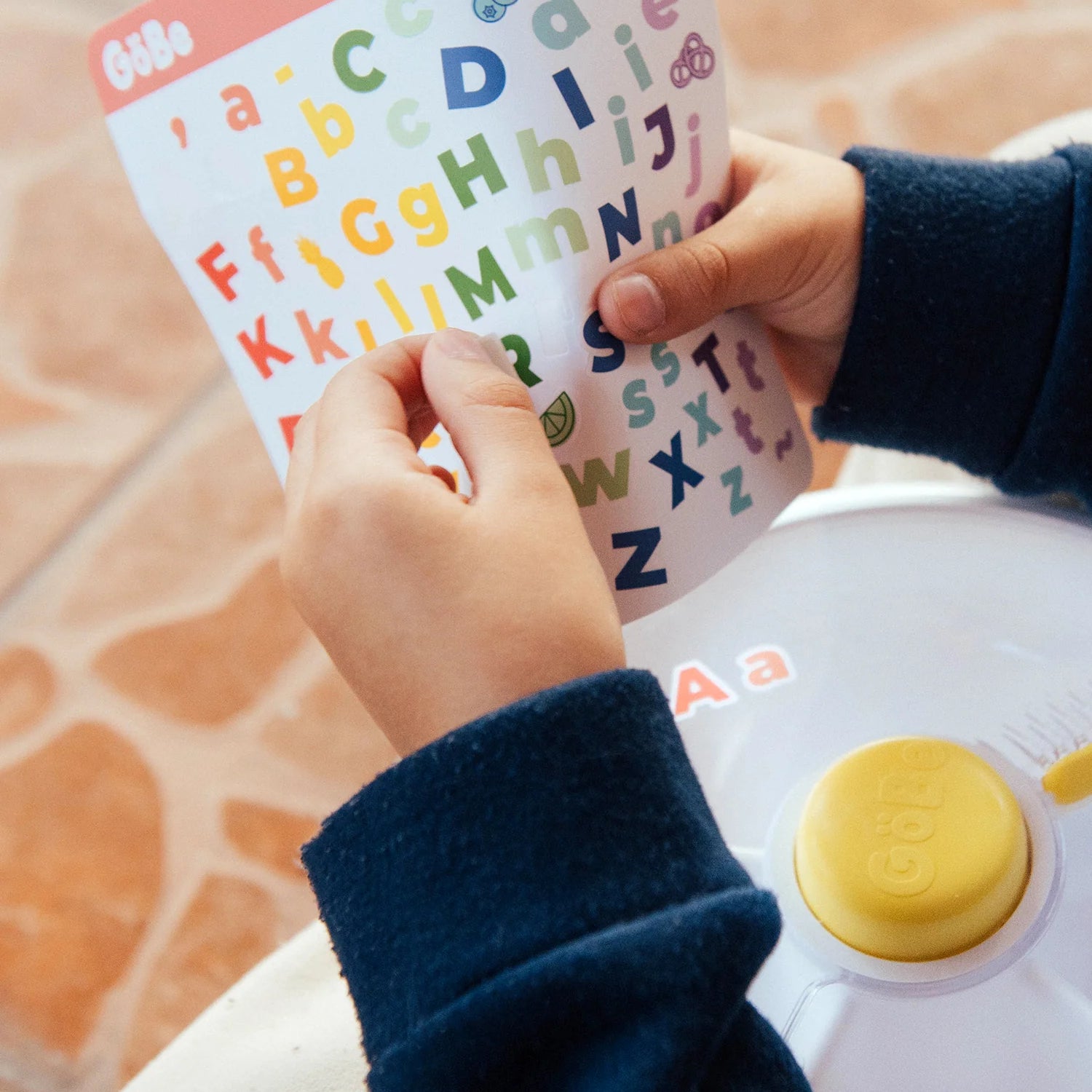 Arkusz naklejek GOBE do oznaczania i dekorowania lunchboxa, wodoodporny, z literami i motywami jedzenia