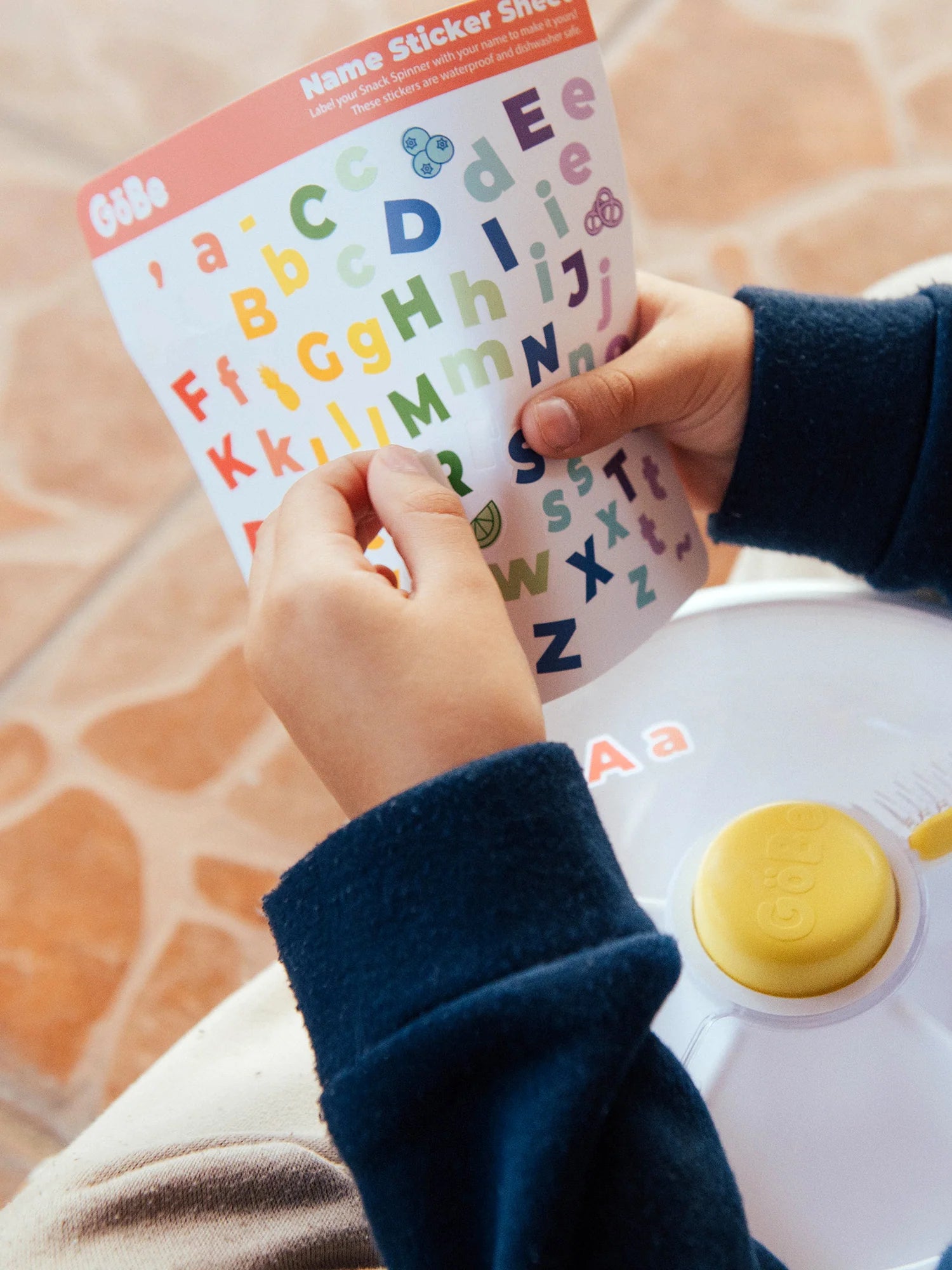 Arkusz naklejek GOBE do oznaczania i dekorowania lunchboxa, wodoodporny, z literami i motywami jedzenia