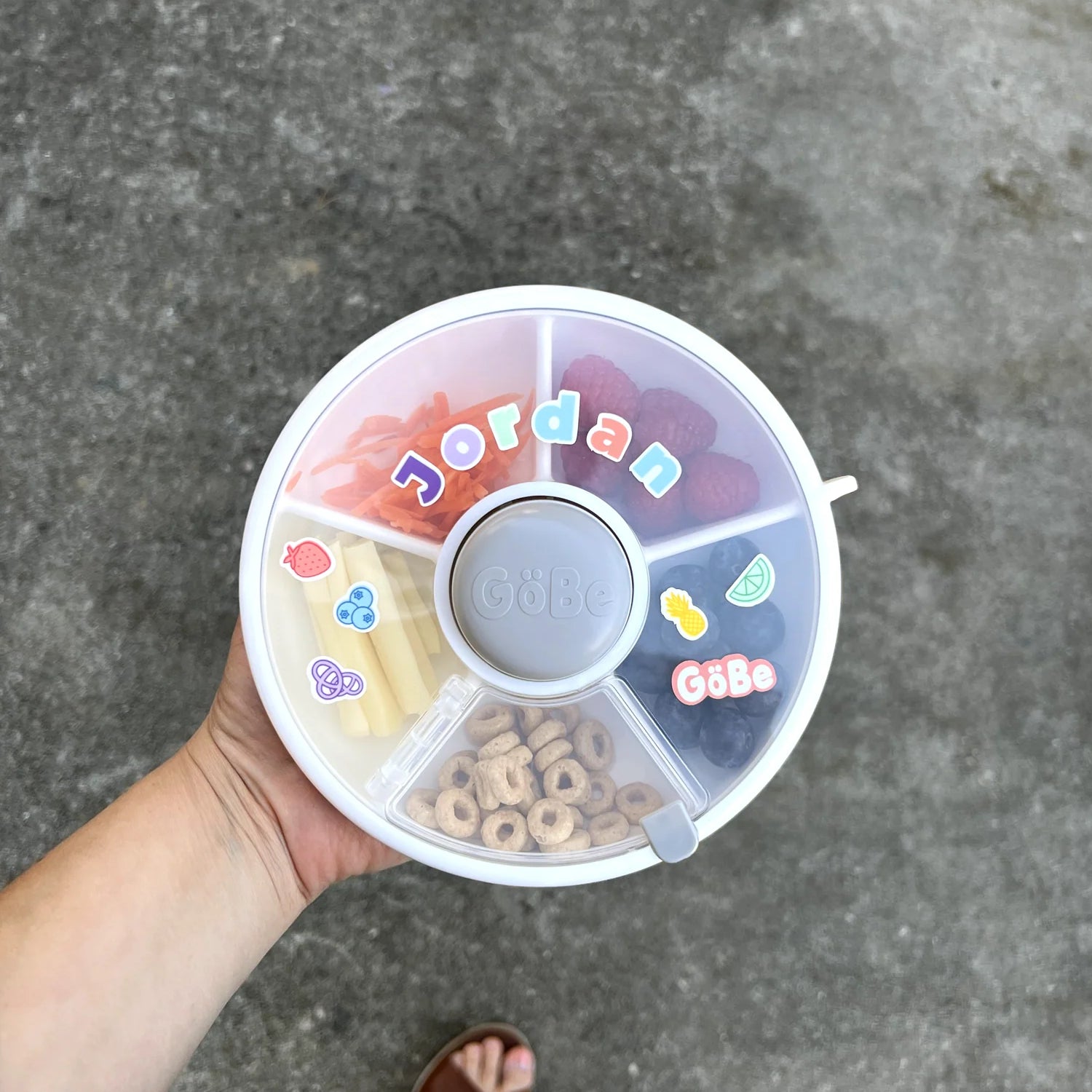 Arkusz naklejek GOBE do oznaczania i dekorowania lunchboxa, wodoodporny, z literami i motywami jedzenia