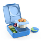 OmieBox Sea Blue – pastelowo-niebieski lunchbox z termosem, przegródkami i uchwytem, idealny do szkoły i przedszkola.